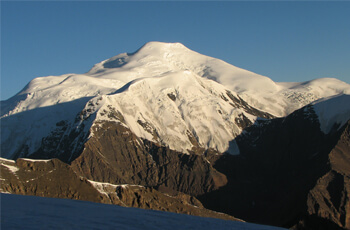 Noijin Kangsang is the highest peak of the massif extending around the Karo La group, to which belongs Kaluxung/Kalurong (6,674m.), and several other little know snow-capped mountains over 6,000m.